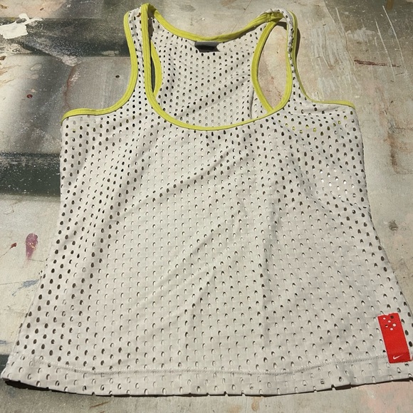 Nike Other - Nike white/yellow active sports  bra/shirt size medium